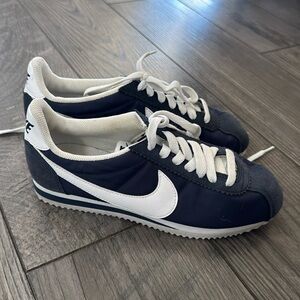 Nike navy blue tennis shoes
